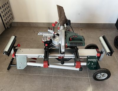 la photo d'une machine posée sur le sol