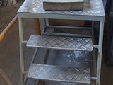 une photo d'une table en métal sur laquelle se trouve une boîte à pizza