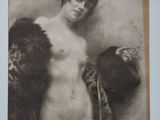 une vieille photo d'une femme en manteau de fourrure tenant un chapeau