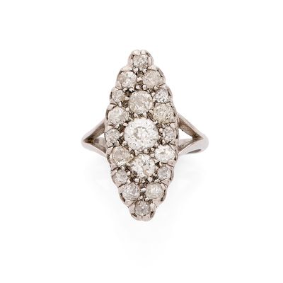 une bague en or blanc sertie de diamants en grappe