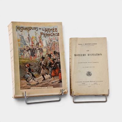 deux livres posés l'un à côté de l'autre sur une table