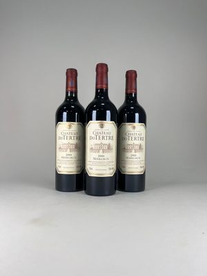 trois bouteilles de vin rouge sont alignées sur une table