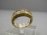 une image représentant une bague en or sertie de diamants, posée sur un socle transparent