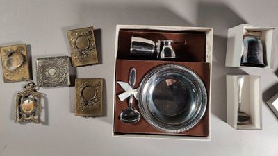une boîte contenant une assiette en argent, une cuillère en argent, une cuillère en argent, une cuillère en argent, une cuillère en argent, une cuillère en argent et une cuillère en argent