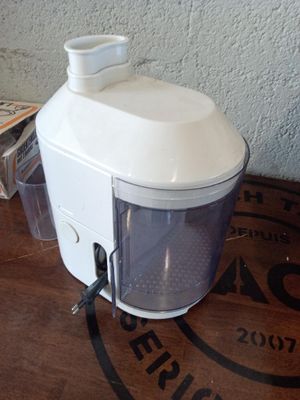 a juicer that is sitting on a wooden table