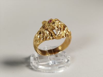 une image représentant une bague en or ornée d'une tête de lion