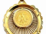 une image représentant une médaille d'or avec un médaillon au centre