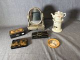 un grand nombre d'objets posés sur une table