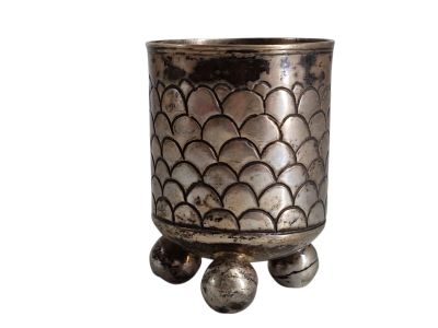 Gobelet tripode en argent à décor d'écailles stylisées , All… - Photo 1