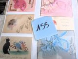 une photo d'une table sur laquelle se trouvent un tas de cartes