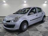 la photo d'une petite voiture argentée garée dans un garage