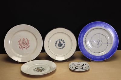 trois assiettes avec des motifs sont posées sur une table