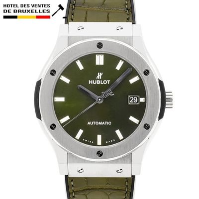 un gros plan d'une montre-bracelet au cadran vert