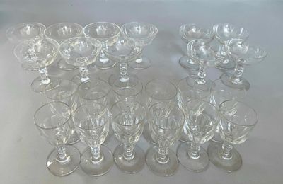 un grand nombre de verres à vin vides posés sur une table