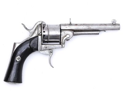 gros plan d'un revolver sur fond blanc