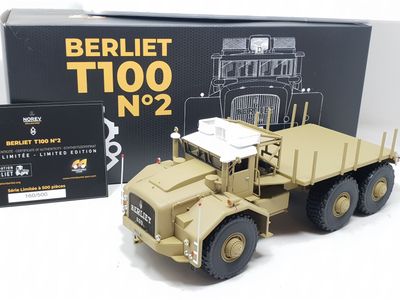 un camion miniature posé devant une boîte