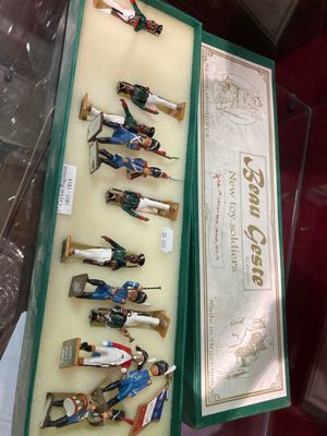 un gros plan sur une vitrine contenant des figurines de soldats
