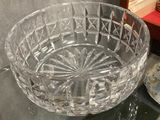 un saladier en verre posé sur une table en verre