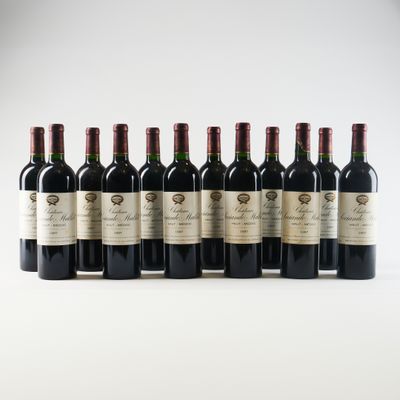 six bouteilles de vin rouge alignées