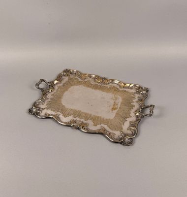 un plateau ancien en argent orné d'un motif décoratif