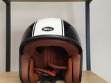 un casque posé sur une étagère dans une pièce