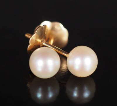 une paire de boucles d'oreilles en perles sur une surface noire
