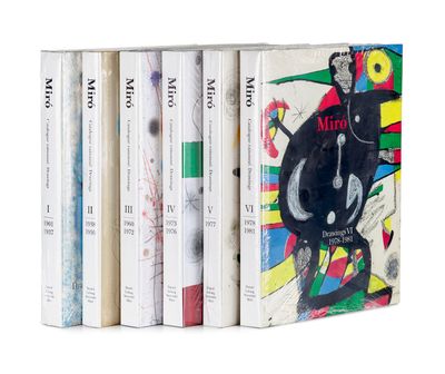 un grand nombre de livres empilés les uns sur les autres