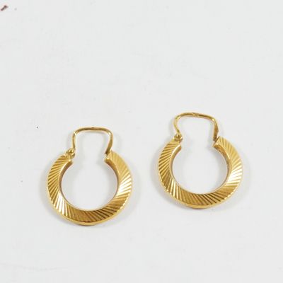 boucles d'oreilles créoles plaquées or sur fond blanc