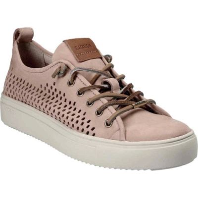 chaussures pour femmes avec des trous et des lacets sur fond blanc