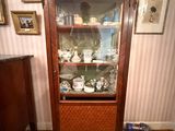 une armoire avec une porte vitrée au milieu d'une pièce