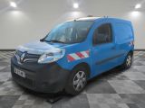 la photo d'une camionnette bleue garée dans une pièce