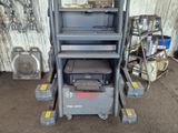 une photo montrant une pile d'outils dans un garage