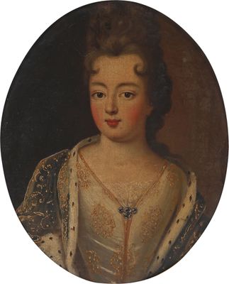 Portrait d'une dame en robe blanche, avec une robe bleue et dorée