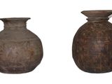 deux vases marron posés côte à côte sur un fond blanc