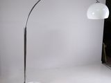 une lampe posée sur une table dans une pièce