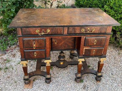 un bureau en bois avec deux tiroirs et deux pieds