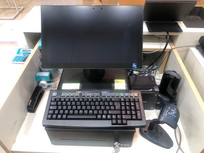 un bureau d'ordinateur sur lequel se trouvent un clavier et un écran
