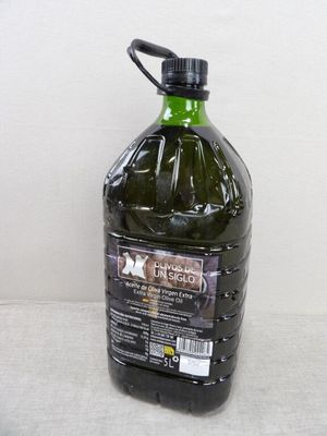 une bouteille d'huile d'olive posée sur une table