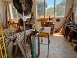 une photo d'une pièce où se trouvent de nombreux outils