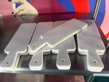 plusieurs coupes de glace posées sur une table en métal
