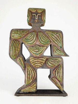une image représentant la statue d'un homme assis sur une table