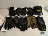 plusieurs paires de gants et un bonnet posés sur la table