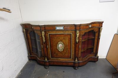 une petite armoire dans un coin de la pièce