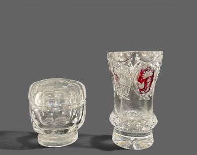 trois vases en verre posés l'un à côté de l'autre sur une table