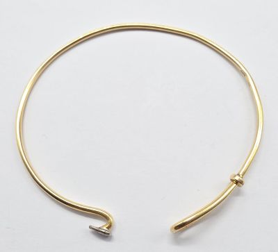 un bracelet manchette en or au design incurvé