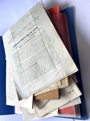 une pile de vieux papiers empilés les uns sur les autres