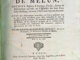 un vieux livre ouvert sur une table