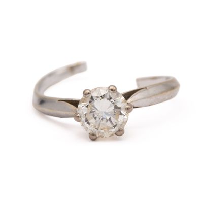 gros plan d'une bague en diamant sur fond blanc