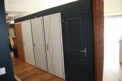 a room that has a bunch of closets in it