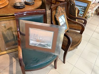 une chaise ornée d'une image, placée devant une table sur laquelle se trouvent des images